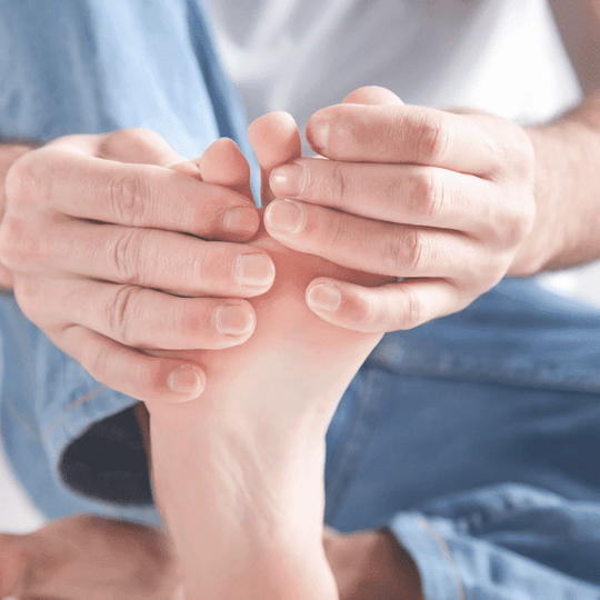 Spreizfuß: Ursachen, Symptome & Behandlung